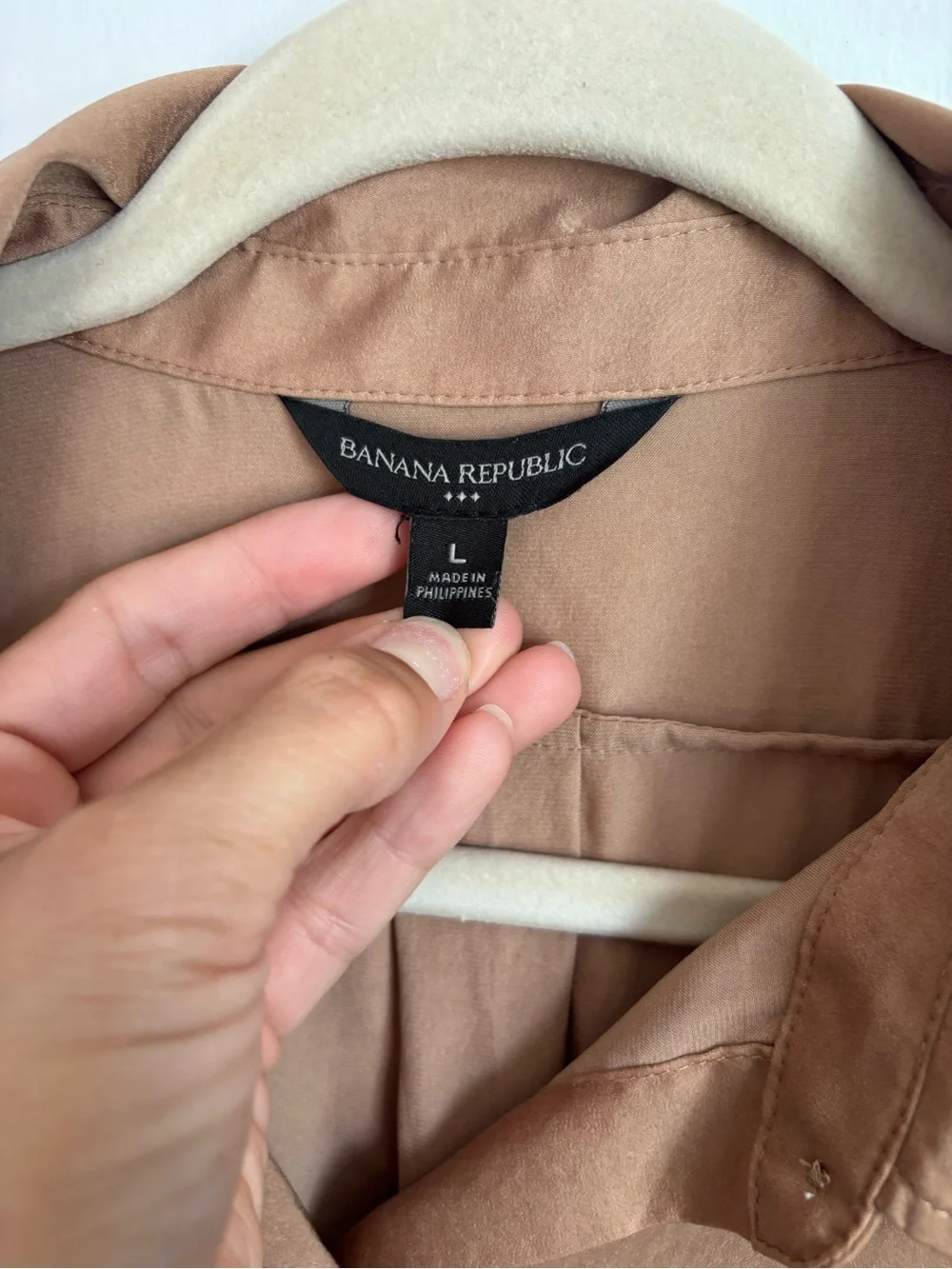 Banana Republic Satin Silk like Button-Down Shirt in tan Latte Brown size L